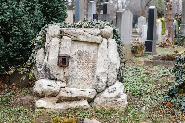 Stary, zniszczony i zarośnięte zabytki na grobach na Cmentarzu Centralnym Vienna — Zdjęcie stockowe