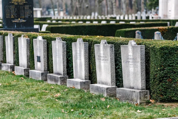 24 marzo 2017, VIENNA, AUSTRIA: Pietre tombali ai soldati caduti sovietici nel cimitero centrale di Vienna — Foto Stock