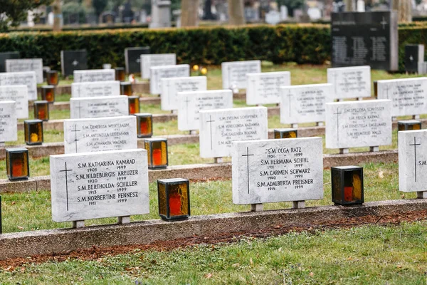 24 maart 2017, Wenen, Oostenrijk: militaire begraafplaats aan de gevallen soldaten in de centrale begraafplaats van Wenen — Stockfoto
