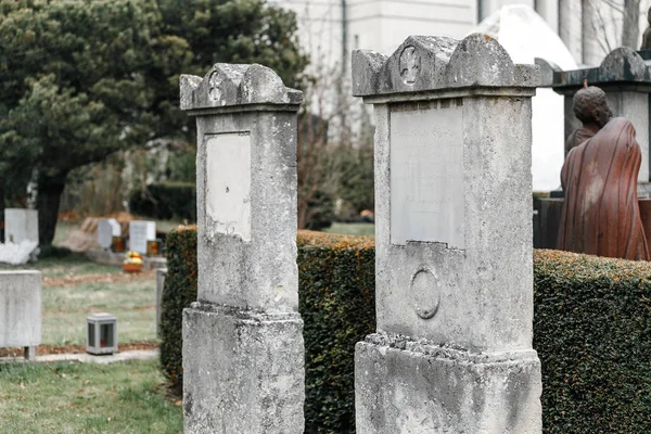Oude Vienna Oostenrijkse begraafplaats architectuur met standbeelden en marmeren grafstenen voor de graven — Stockfoto