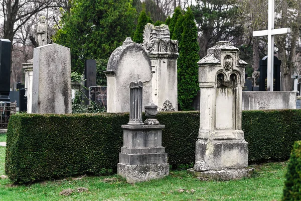 Oude Vienna Oostenrijkse begraafplaats architectuur met standbeelden en marmeren grafstenen voor de graven — Stockfoto