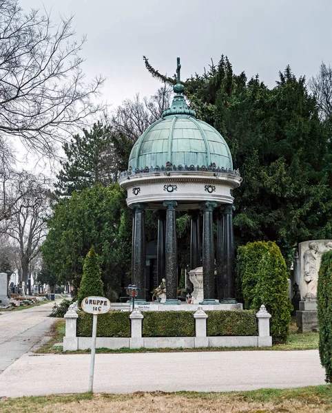 Antiguo mausoleo cementerio en Viena, Austria — Foto de Stock