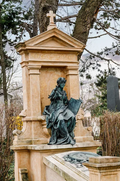Antigua arquitectura del cementerio austriaco de Viena con estatuas y lápidas de mármol para las tumbas — Foto de Stock