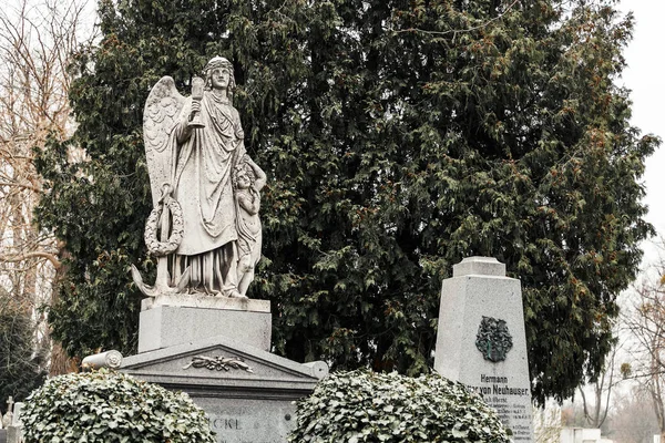 老维也纳奥地利公墓建筑雕像和坟墓的大理石墓碑 — 图库照片