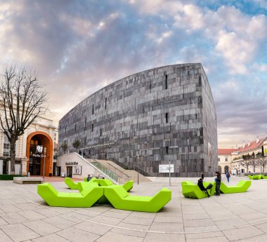 24 Şubat 2017, Viyana, Avusturya: Viyana Müze Bölgesi meydanda parlak yeşil banklar ile modern sanat merkezidir
