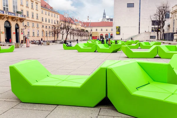 2017. március 24., Bécs, Ausztria: A tér, a múzeumi negyed, bécsi központja a modern művészet a fényes zöld padok — Stock Fotó