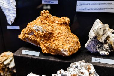 24 Mart 2017, Viyana, Doğal Tarih Müzesi, Avusturya: Fırçalar ve druses mineral taş fuarında haline Wulfenite