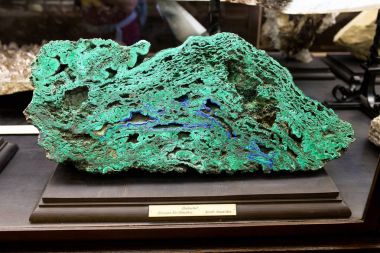 24 Mart 2017, Viyana, Doğal Tarih Müzesi, Avusturya: malakit mineral taş at müzede sergi