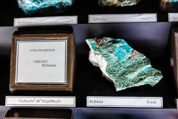 24 MARCH 2017, VIENNA, MUSEUM OF NATURAL HISTORY, AUSTRIA: Berbagai koleksi batu mineral di pameran di museum — Stok Foto