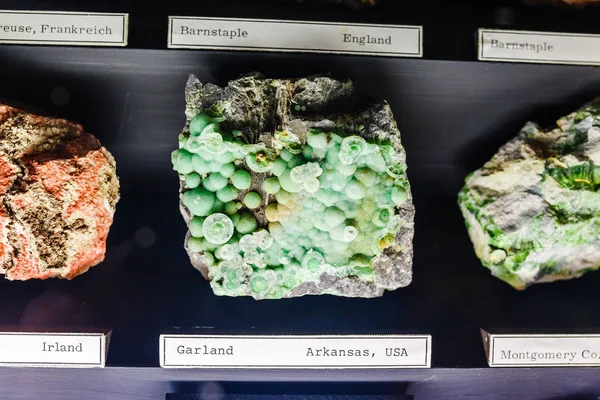 24 3 月 2017 年、ウィーン自然史博物館、オーストリア: 博物館での展覧会で鉱物石のさまざまなコレクション — ストック写真