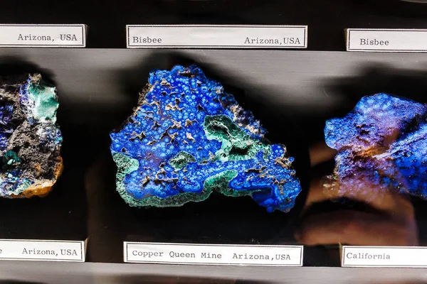 24 MARCH 2017, VIENNA, MUSEUM OF NATURAL HISTORY, AUSTRIA: Berbagai koleksi batu mineral di pameran di museum — Stok Foto