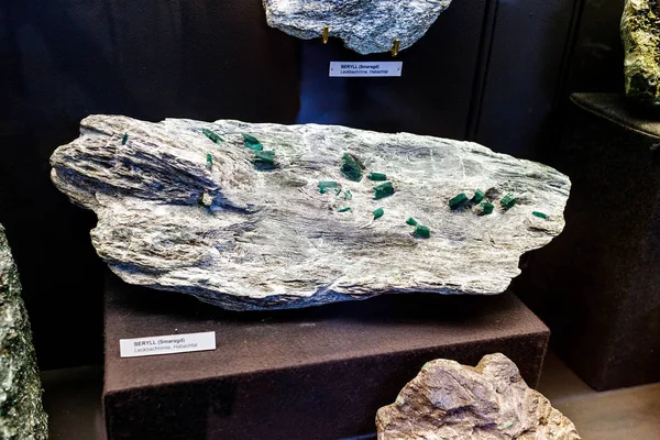 24 Março 2017, VIENA, MUSEU DE HISTÓRIA NATURAL, ÁUSTRIA: Pedra mineral beryll azul na exposição — Fotografia de Stock