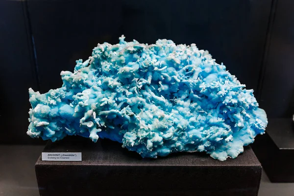 24. března 2017, Vídeň, přírodovědné muzeum, Rakousko: aragonit Minerální kámen na výstavě — Stock fotografie