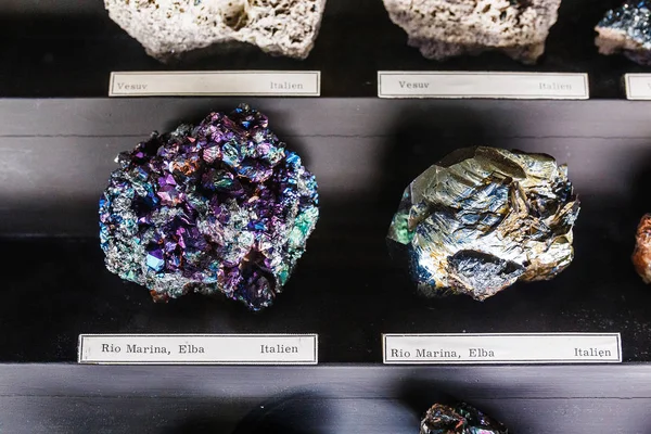 24 MARCH 2017, VIENNA, MUSEUM OF NATURAL HISTORY, AUSTRIA: Berbagai koleksi batu mineral di pameran di museum — Stok Foto