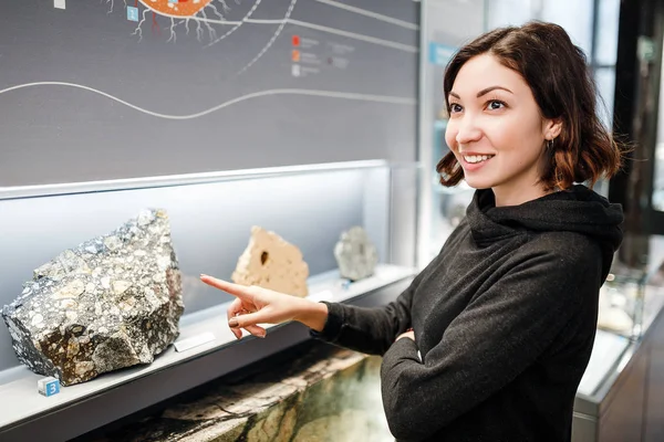 Красивая азиатская счастливая геолог женщина в помещении глядя на коллекции полезных ископаемых, образования и науки концепции — стоковое фото