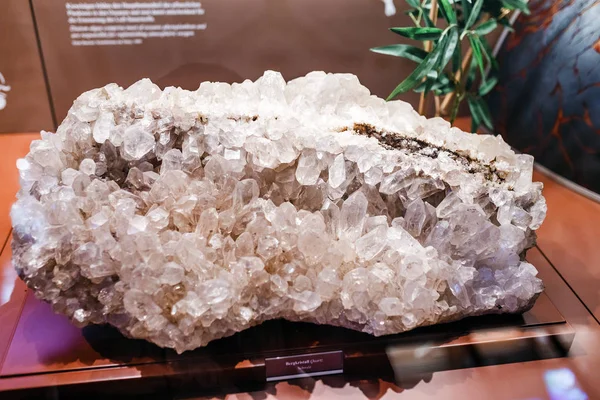 Grande cristal de quartzo — Fotografia de Stock
