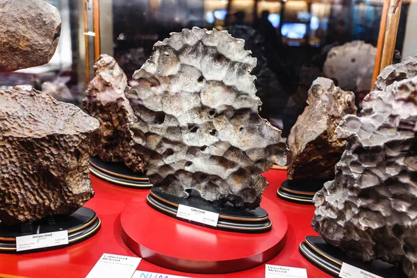 24 MARCH 2017, VIENNA, AUSTRIA: Eksposisi berbagai meteorit logam yang pernah jatuh ke Bumi di museum Sejarah Alam — Stok Foto