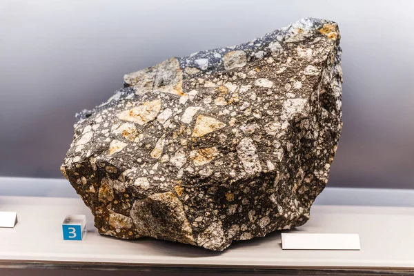 影響隕石孔で形成された岩を溶かす — ストック写真