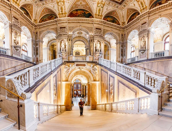 24 MARCH 2017, VIENNA, MUSEUM OF NATURAL HISTORY, AUSTRIA: Interior of the Baroque Palace with a chic staircase in the Museum of Natural History — Stock Photo, Image