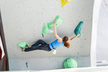 Ücretsiz bouldering rekabet oturum kapalı kaya tırmanışı duvara yapma kadın