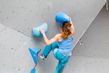 Ücretsiz bouldering rekabet oturum kapalı kaya tırmanışı duvara yapma kadın