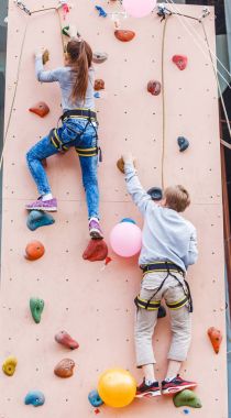 Ücretsiz dağcı çocuk erkek ve kız yapay kaya kaya duvarı içinde jimnastik salonu üzerinde pratik