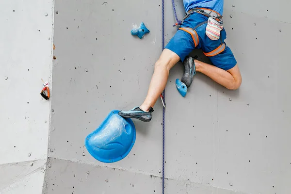 Entrenamiento de escalador masculino en bouldering pared del gimnasio, primer plano de la pierna con zapatos — Foto de Stock