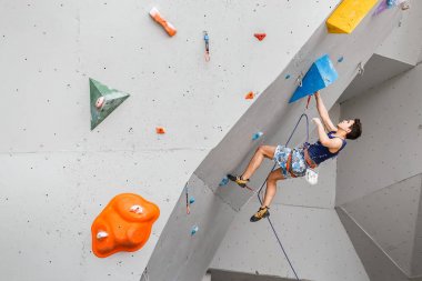 2017, Ufa, Rusya, son olarak tırmanma şampiyonluk olabilir: Bir adam daha düşük ipini zorluk Kategorideki tüm Rus yarışmalarda bir yapay açık taş duvar üzerinde tırmanıyor