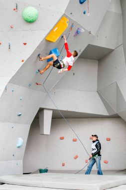 Mayıs 2017, Ufa, Rusya, son olarak tırmanma şampiyonluk: Hakem yok tırmanma sporcu bir duvar halat boyu