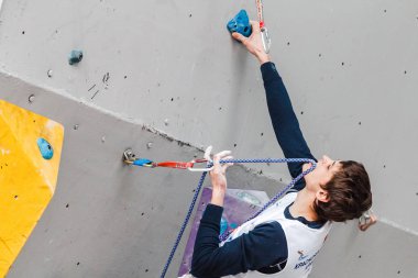 2017, Ufa, Rusya, son olarak tırmanma şampiyonluk olabilir: Bir adam daha düşük ipini zorluk Kategorideki tüm Rus yarışmalarda bir yapay açık taş duvar üzerinde tırmanıyor