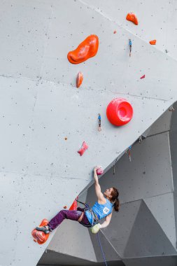 2017, Ufa, Rusya, son olarak tırmanma şampiyonluk olabilir: Bir kadın zorluk ve bouldering Kategorisindeki Tüm Rus yarışmalarda bir yapay açık kaya duvara tırmanıyor