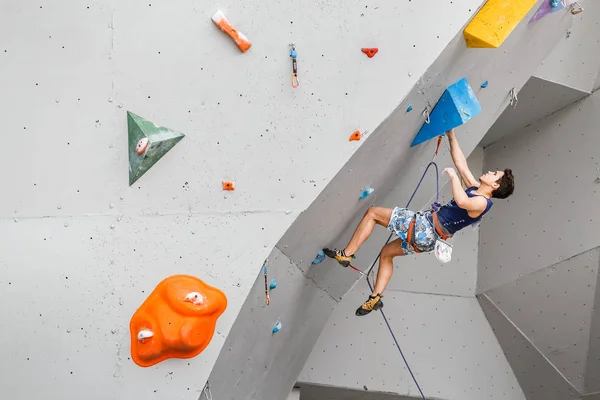 Květen 2017, Ufa, Rusko, finále v lezení mistrovství: Muž leze na umělých otevřené skalní stěna s dolní jištění v All-ruské soutěže v kategorii obtížnosti — Stock fotografie