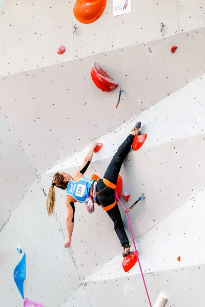 2017, 우파, 러시아, 마지막에서 등반 대회를 5 월: 여자의 어려움 및 bouldering 범주에서 러시아 대회에서 인공 오픈 바위 벽에 올라 — 스톡 사진