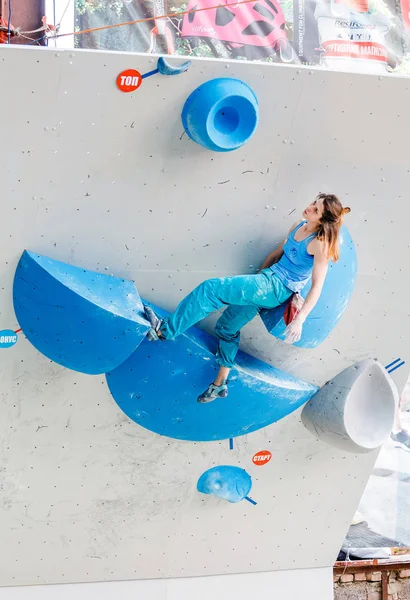 Maj 2017, Ufa, Ryssland, sista i klättring mästerskapet: En A kvinnliga klättrare deltar i bouldering tävlingar på utomhus klättring gym och visar bra teknik och styrka — Stockfoto