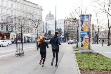 24 Şubat 2017, Viyana, Avusturya: insanlar fitness nişanlı ve Viyana şehir merkezi sokaklarında çalıştırın