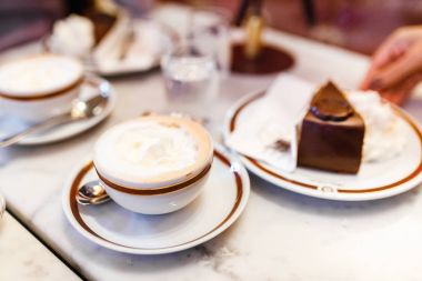 24 Şubat 2017, Viyana, Avusturya: orijinal otantik Viyana Sacher Torte pastayı servis ile krem şanti ve kahve Sacher Hotel Cafe