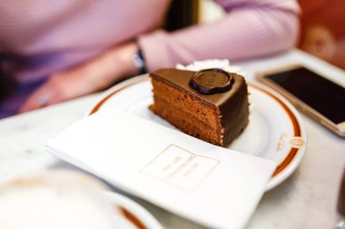 24 Şubat 2017, Viyana, Avusturya: orijinal otantik Viyana Sacher Torte pastayı servis ile krem şanti ve kahve Sacher Hotel Cafe