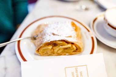 24 Şubat 2017, Viyana, Avusturya: Viyana Sacher kafede Ice cream ile geleneksel elma strudel
