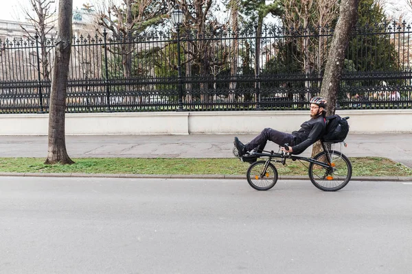 24 MARCH 2017, VIENNA, AUSTRIA: A traveler rides on an unusual recumbent bike — Stock Photo, Image