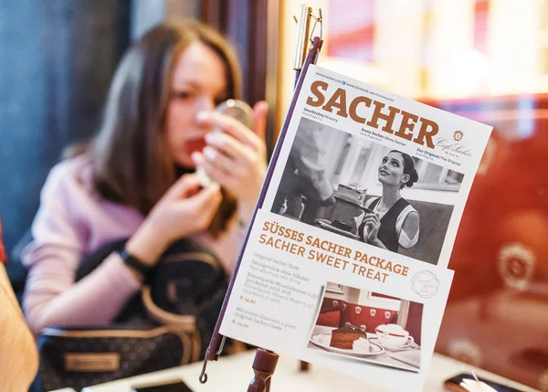 24. března 2017, Vídeň, Rakousko: žena sedí u stolu s menu v proslulé Sacher Cafe ve Vídni — Stock fotografie