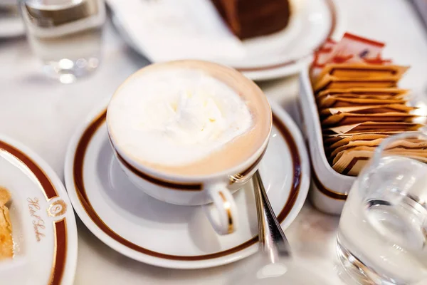 24 MARZO 2017, VIENA, AUSTRIA: El auténtico y original pastel de Sacher Torte vienés servido con crema batida y café en el Sacher Hotel Café —  Fotos de Stock