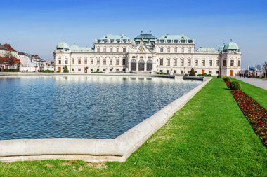 Güneşli gün Viyana'da ünlü Belvedere Sarayı'nın panoramik manzaraya