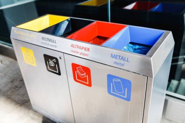 Farklı renkli depo gözleri için kağıt, plastik ve metal, geri dönüşüm kavramı