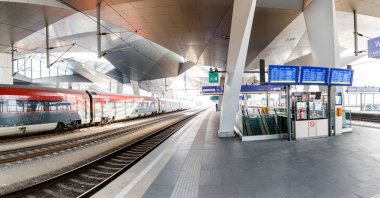 25 Şubat 2017, Viyana, Avusturya: tren ve insanlar üstünde belgili tanımlık peron ile banliyö tren istasyonunda tren istasyonu