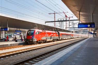 25 Şubat 2017, Viyana, Avusturya: tren ve insanlar üstünde belgili tanımlık peron ile banliyö tren istasyonunda tren istasyonu