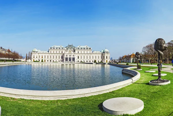 25 MARZO 2017, VIENA, AUSTRIA: Vista panorámica en el soleado día del famoso palacio Belvedere de Viena — Foto de Stock