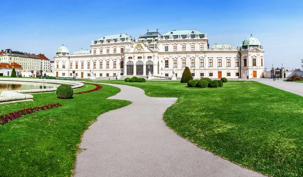 Vista panorámica en el soleado día del famoso palacio Belvedere de Viena — Foto de Stock