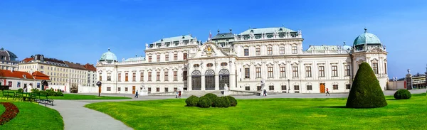 Vista panorámica en el soleado día del famoso palacio Belvedere de Viena — Foto de Stock