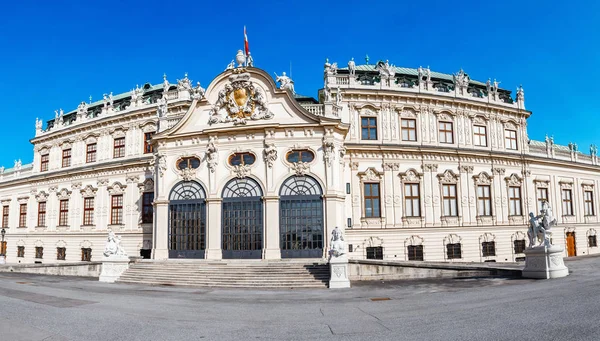 Vista panorámica en el soleado día del famoso palacio Belvedere de Viena — Foto de Stock