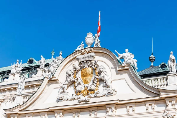 25 MARZO 2017, VIENA, AUSTRIA: Detalles arquitectónicos y estatuas que decoran la fachada del Palacio del Belvedere en el centro de Viena — Foto de Stock